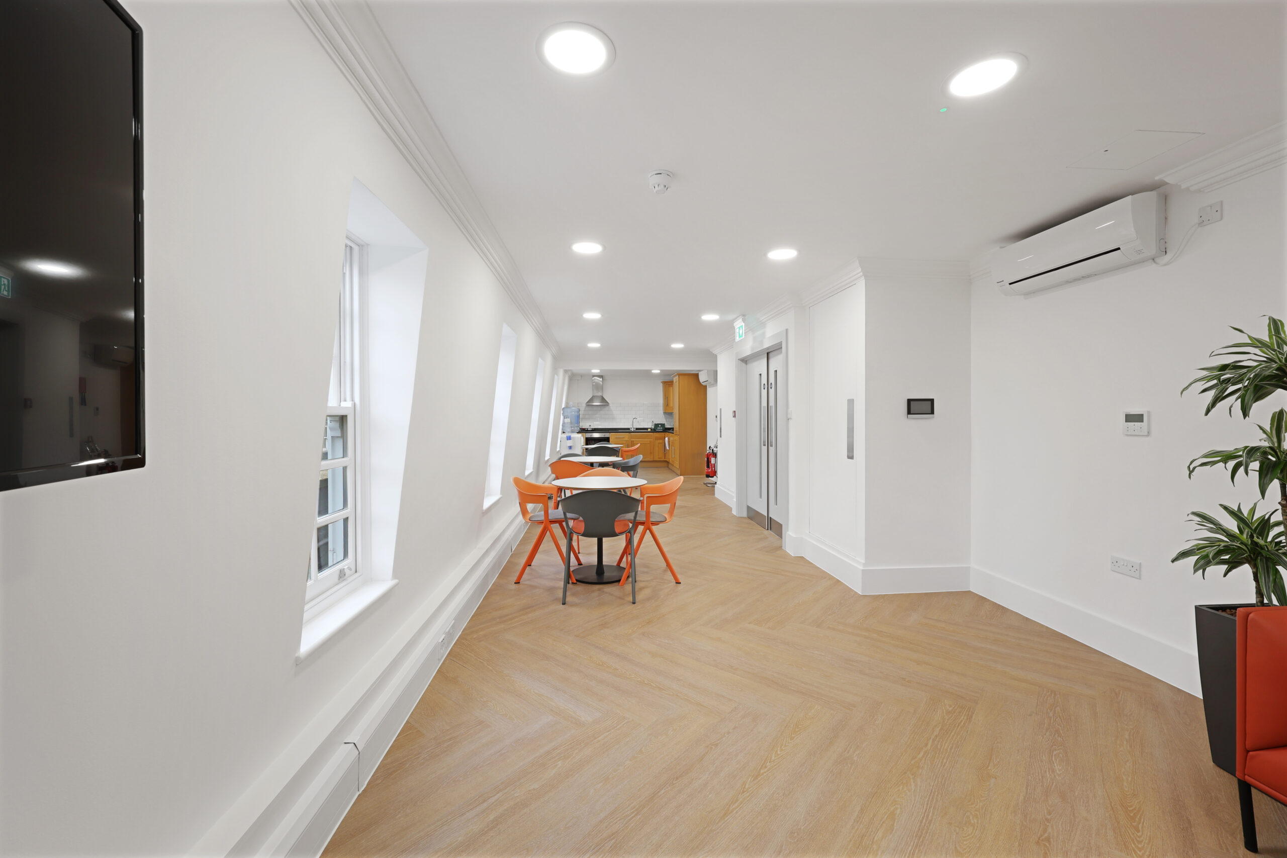 7717e82e27ad71136d259b5116eeb425-shop-vm-bdg-38-soho-sq-w1d-3hb-0414-1.JPG