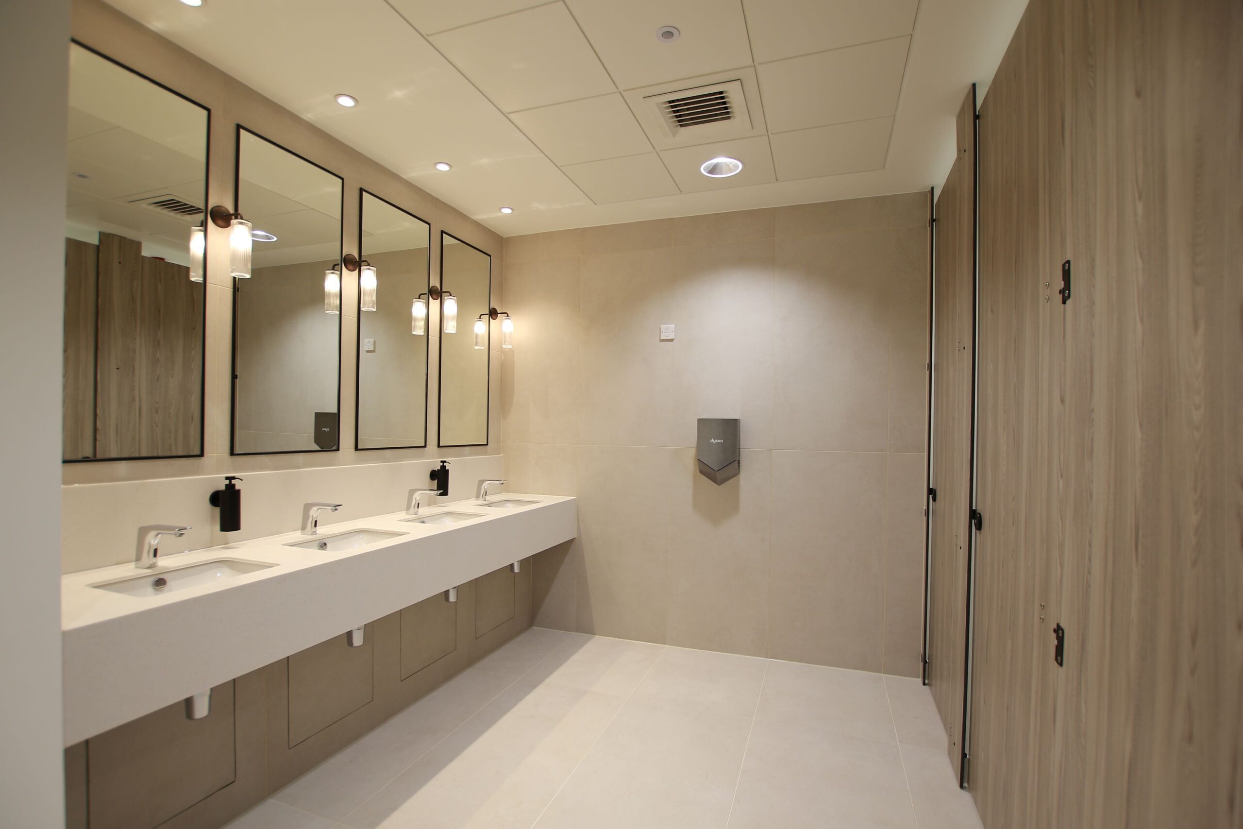 44375864c85998769bb41dd3ea70d0ab-bathroom.jpg