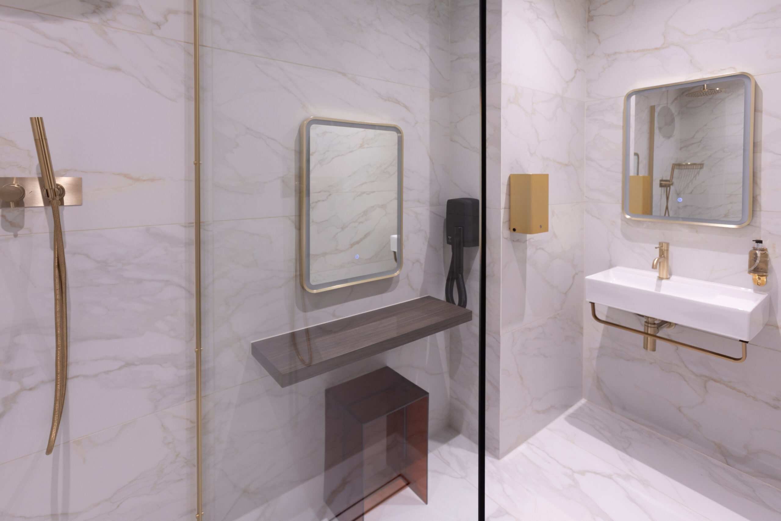 a19e4edb9d5d6c347d433398672f38df-shower-room.jpg