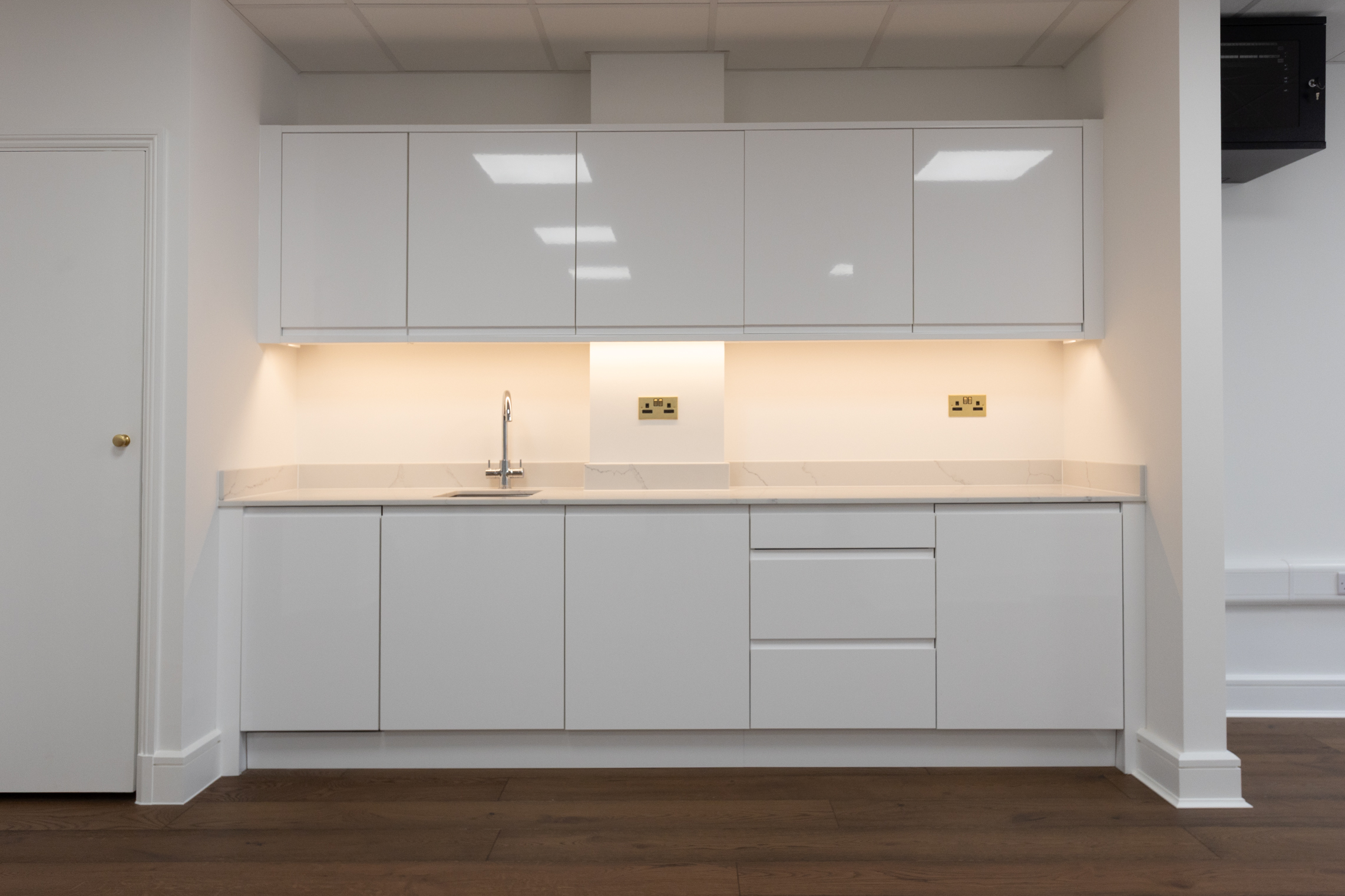 35a98c5f9cd81f203b424756ddcc6f54-office-14a-kitchen.jpg