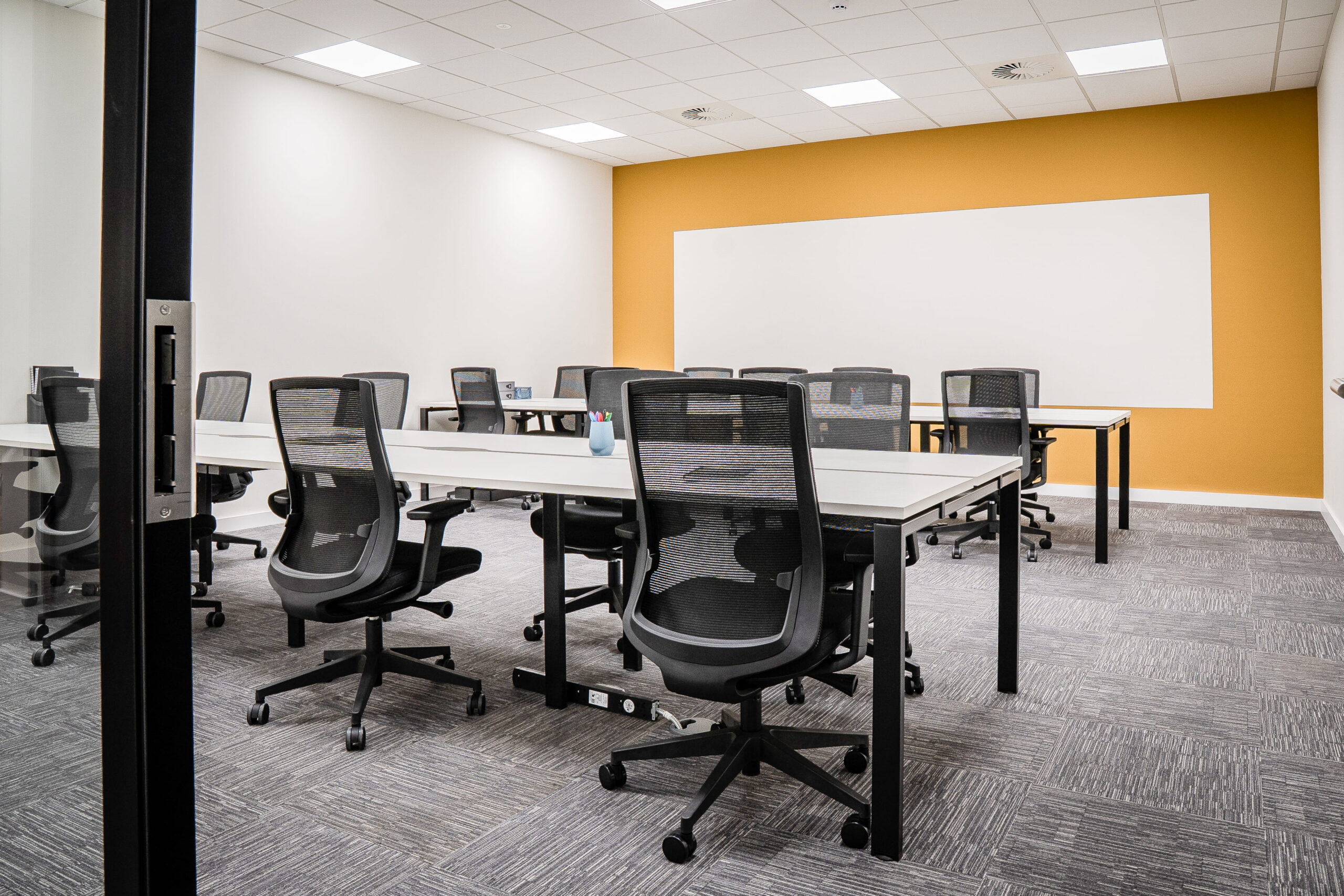 059a85ad395e50ef5b3e5b71b29c7405-suite-18-16-desk.jpg