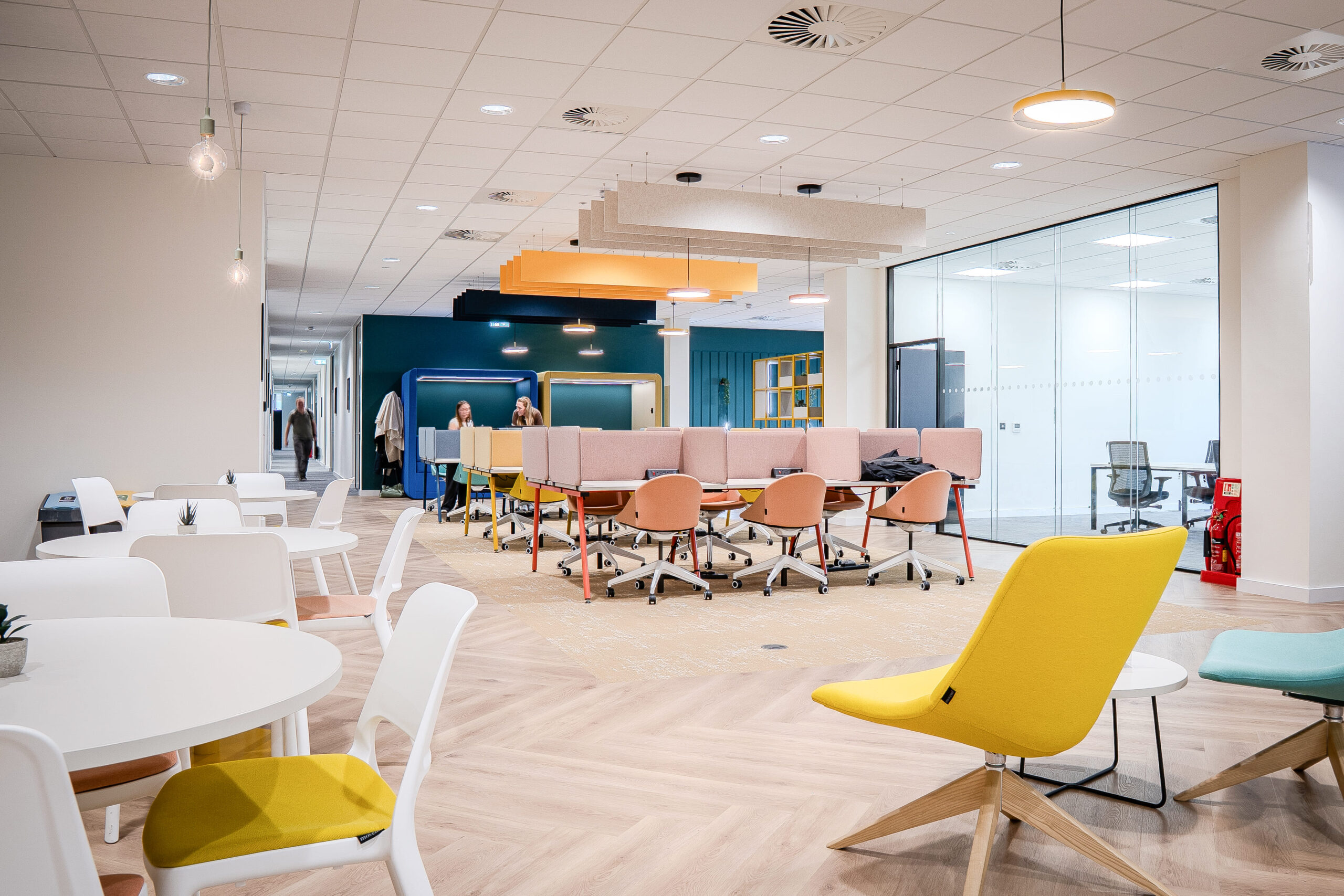 bb8bdad6098a1be2f62e203656f75691-co-working-2-hdr.jpg