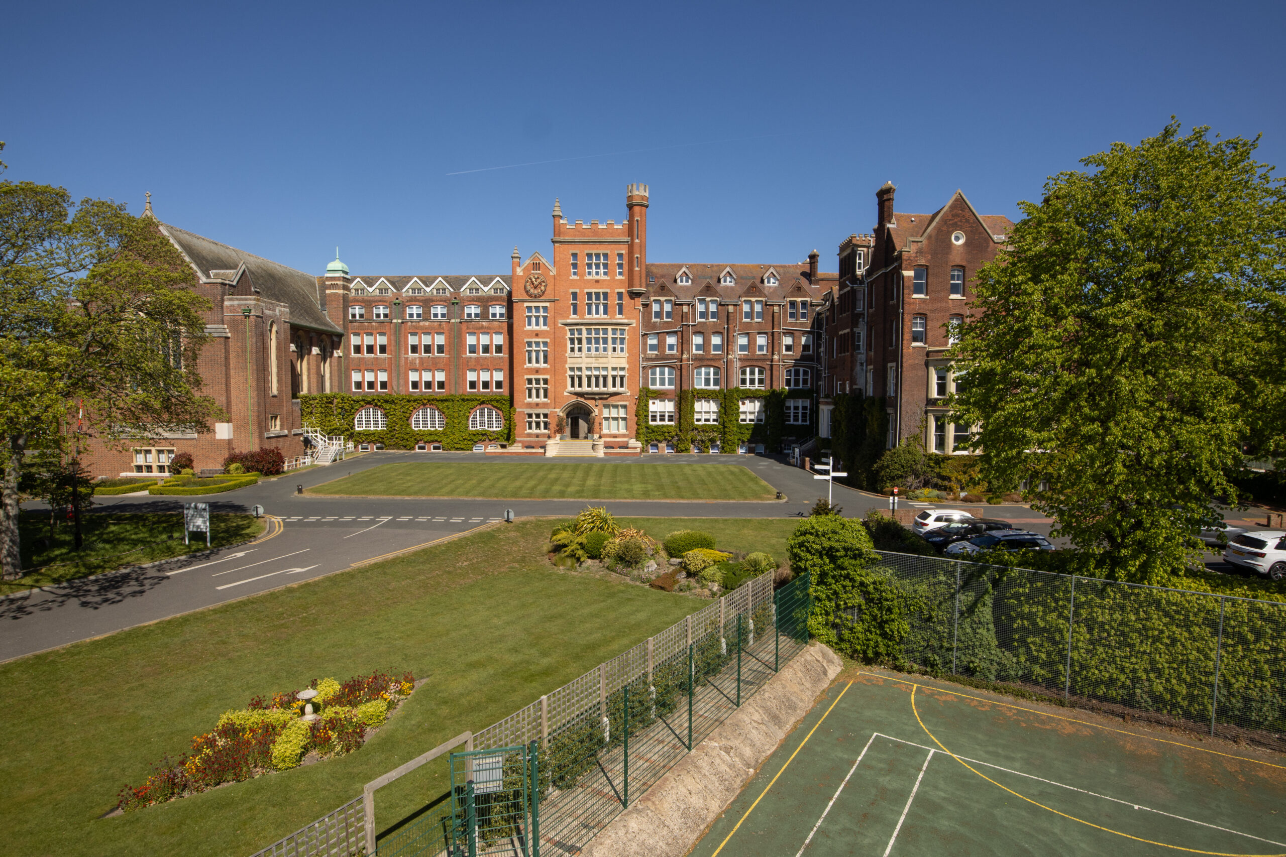 f202c01434a8483a051a31d1717e900b-main-building-ext-016.jpg