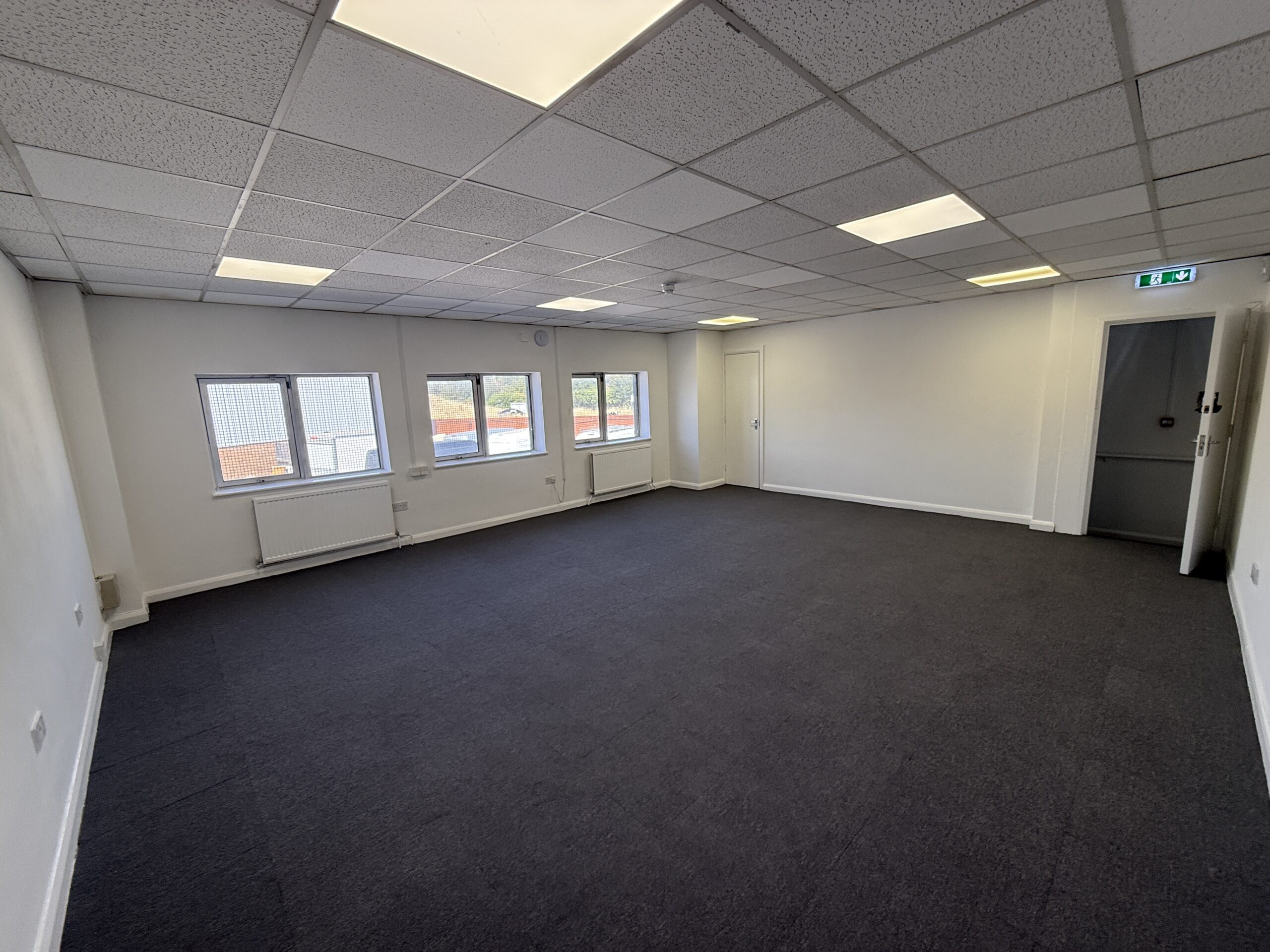 6badcb3b0bbbb2faac60f3b2d2f5c1c3-4-internal-photo-offices.jpg